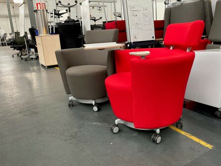 Fauteuil op wieltjes (rood)