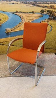 Thonet vergaderstoel (oranje)