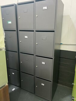 Lockerkast Zwart met 4 opbergvakken, 40x200 incl sleutels / 2nd-life