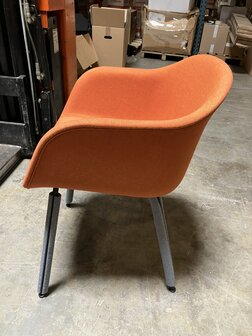 Muuto Fiber Armchair oranje met zwarte poten