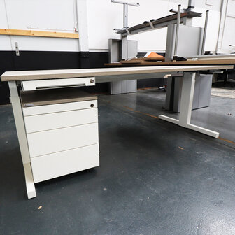 Bureau Palmberg Zit/zit 180x180 2,5cm dik blad / Slot van lade kapot / slot van appellade mist sleutel (Nmr 07015) / 2nd-life