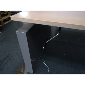 Vepa directie/bureau zit/zit, alu frame, licht bruin eiken blad 200x90 2,5 mm blad / 2nd-life