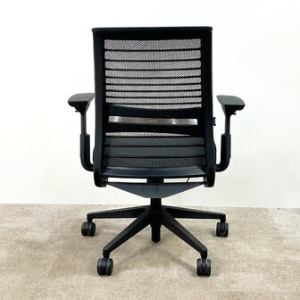 Steelcase Bureaustoel zwart, harde wielen, zwart onderstel, 4D armleggers, netweave rug / 2nd-life