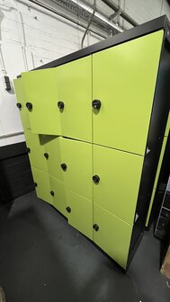  Locker met 16 kluisjes in kleur groen 162,5x194, ombouw zwart, sleutels ontbreken / 2nd-life