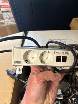 Indesq opbouwunit voorzien van 3x volt en 2x data