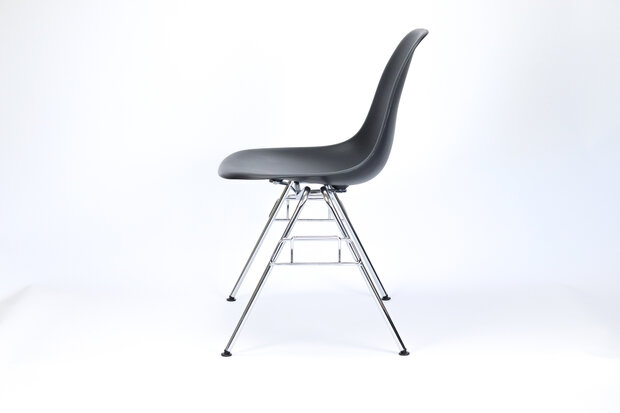 Vitra Eames Plastic Side Chair RE DSS-N onderstel chroom, kuip zwart