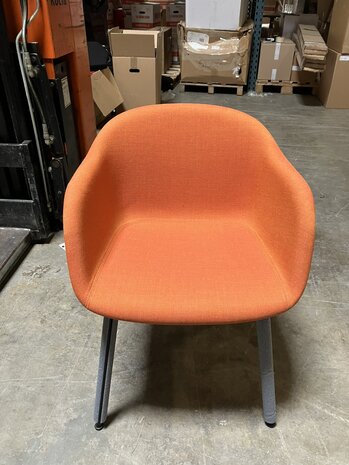 Muuto Fiber Armchair oranje met zwarte poten