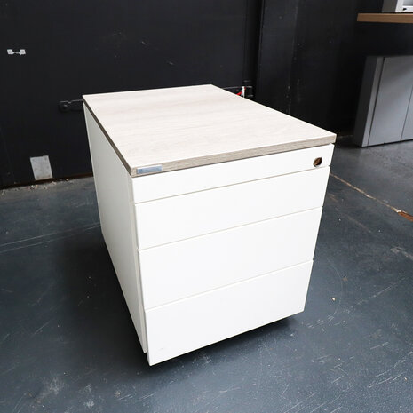 Bureau Palmberg Zit/zit 180x180 2,5cm dik blad / Slot van lade kapot / slot van appellade mist sleutel (Nmr 07015) / 2nd-life