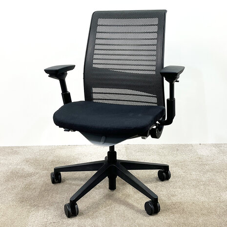 Steelcase Bureaustoel zwart, harde wielen, zwart onderstel, 4D armleggers, netweave rug / 2nd-life