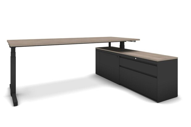 Bureau Hi-Tee, zit-sta werkplek 180x90 cm met pootvervangende kast, rechter opstelling, elektrisch verstelbaar (65-130 cm) middels (ronde) bediening in blad met hoogte aanduiding en 3 instelbare bladhoogte posities, met 1 zijde Wang-poot i.p.v. H-poot (RAL 7021). Melamine 18 mm decor kleur Lindberg Eiken. Inclusief kabelrups en kasten combinatie T3+T6 lade. Afmeting kasten combinatie (HxBxD): 54x160x40 cm